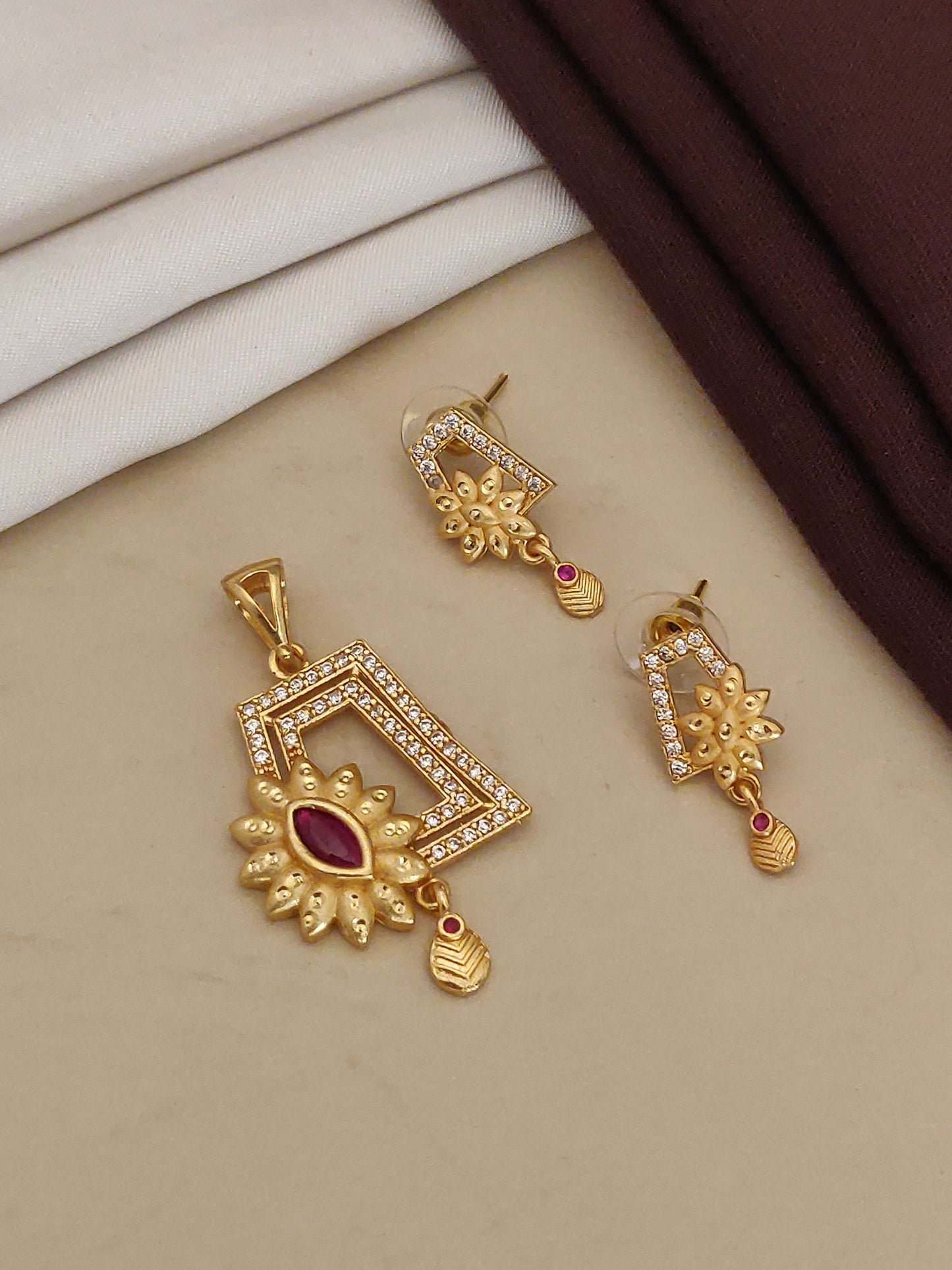 high gold plated ad diamond studed daily waer pendent set