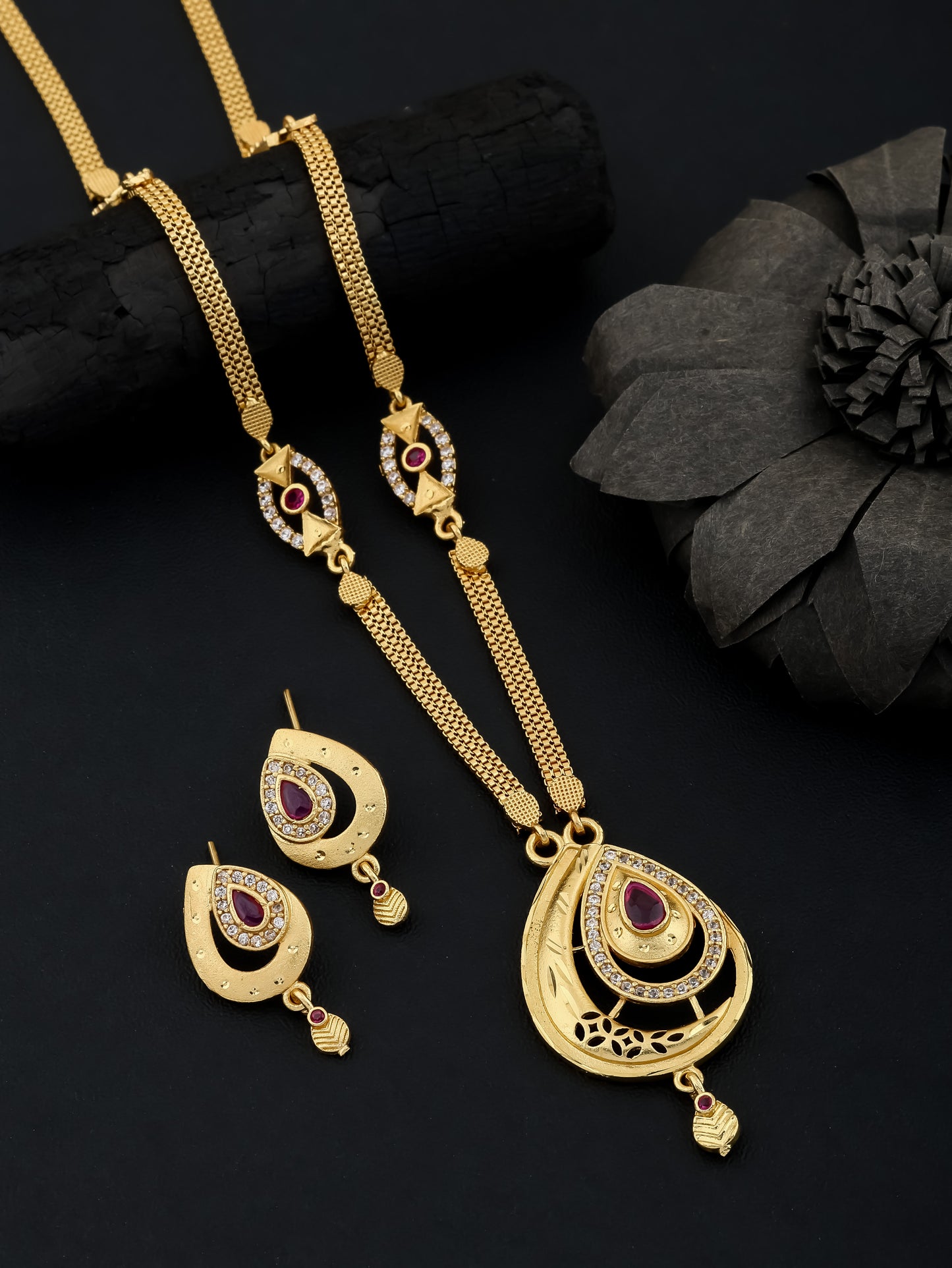 Micro Gold Plated Ad Diamond Studded Fancy Oval Pendant Set With Chain