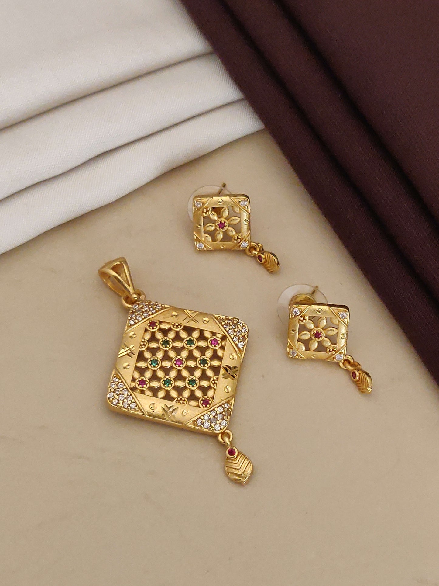 Forming Square Pendant Set