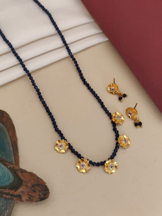 New Designer High Gold Plated Ad Diaond Studded Blue Forming Flower Necklace With Earring