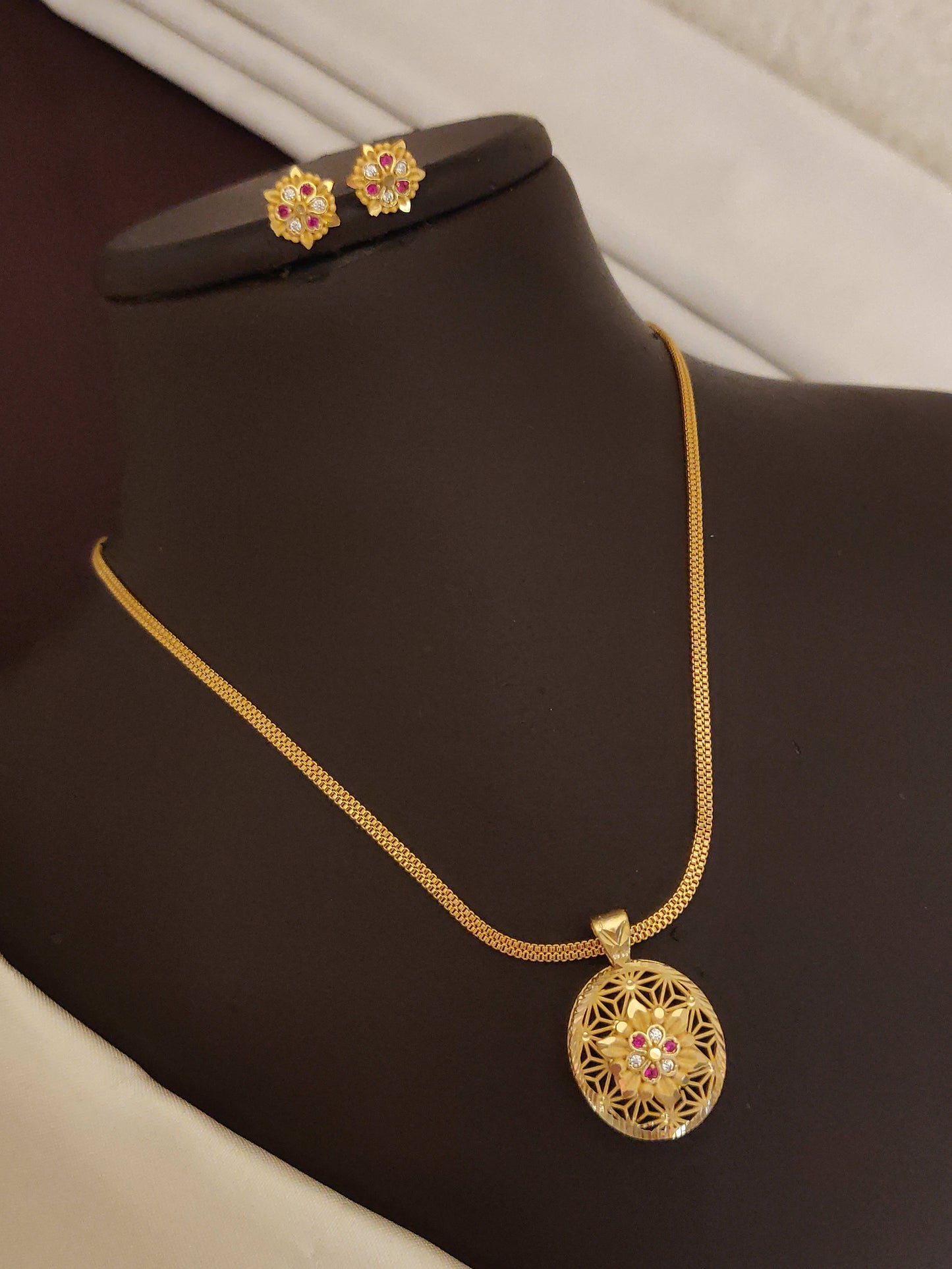 High Gold Plated Antique Circular Pendant Necklace Set With Earrings