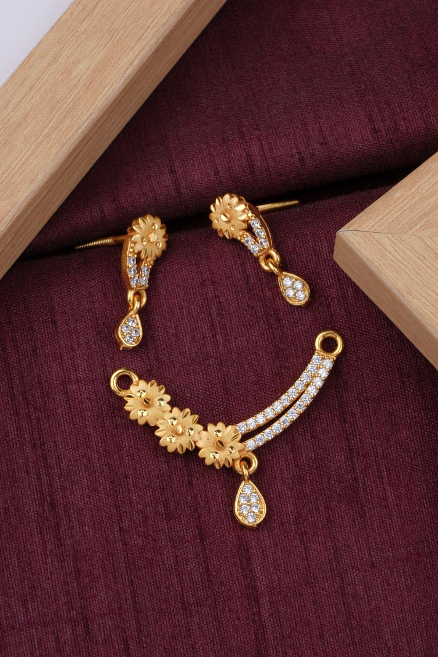Elegant Floral Design Micro Gold Plated Ad Pendant Set
