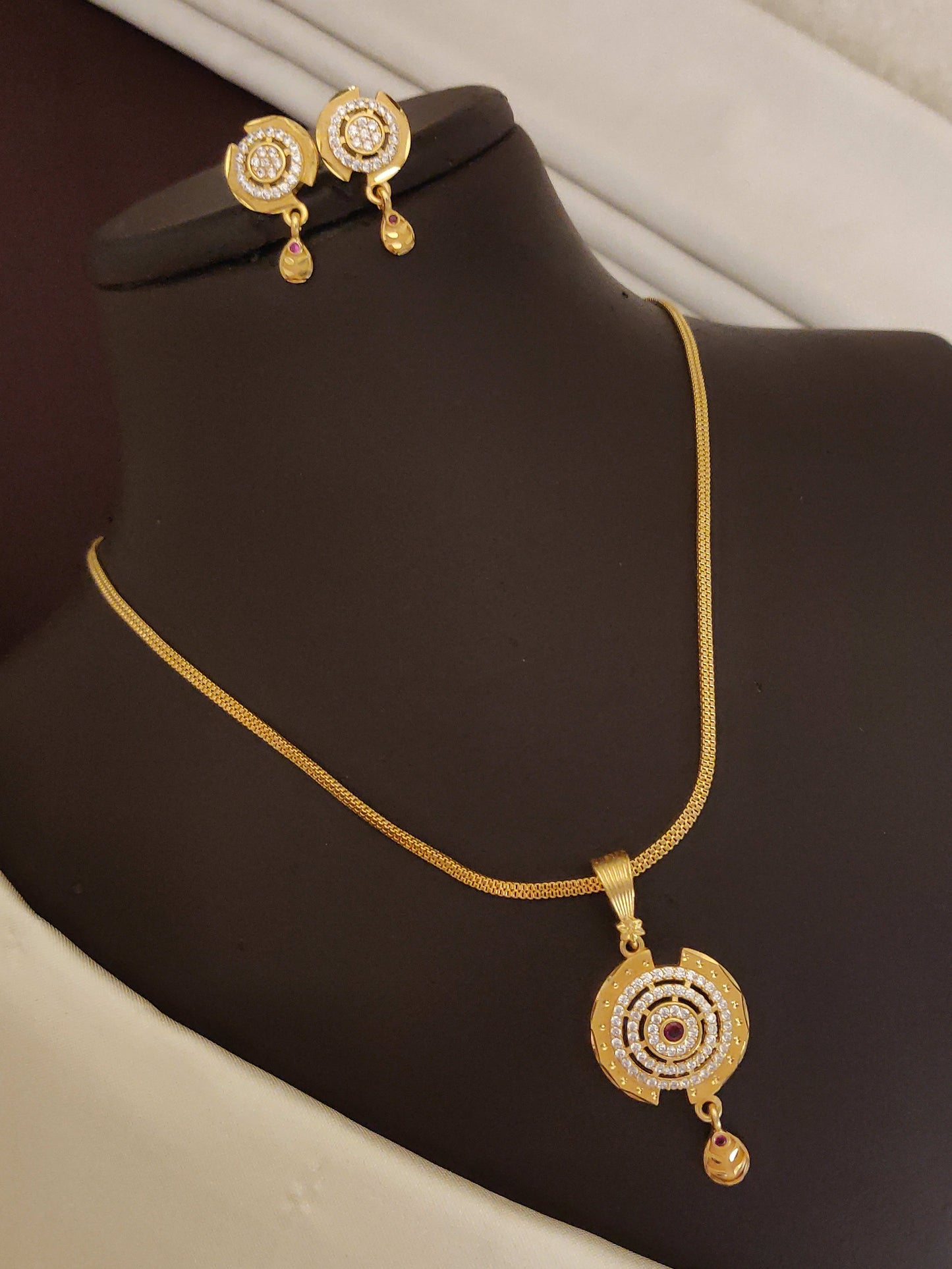 High Gold Plated Antique Circular Pendant Necklace Set with Earrings