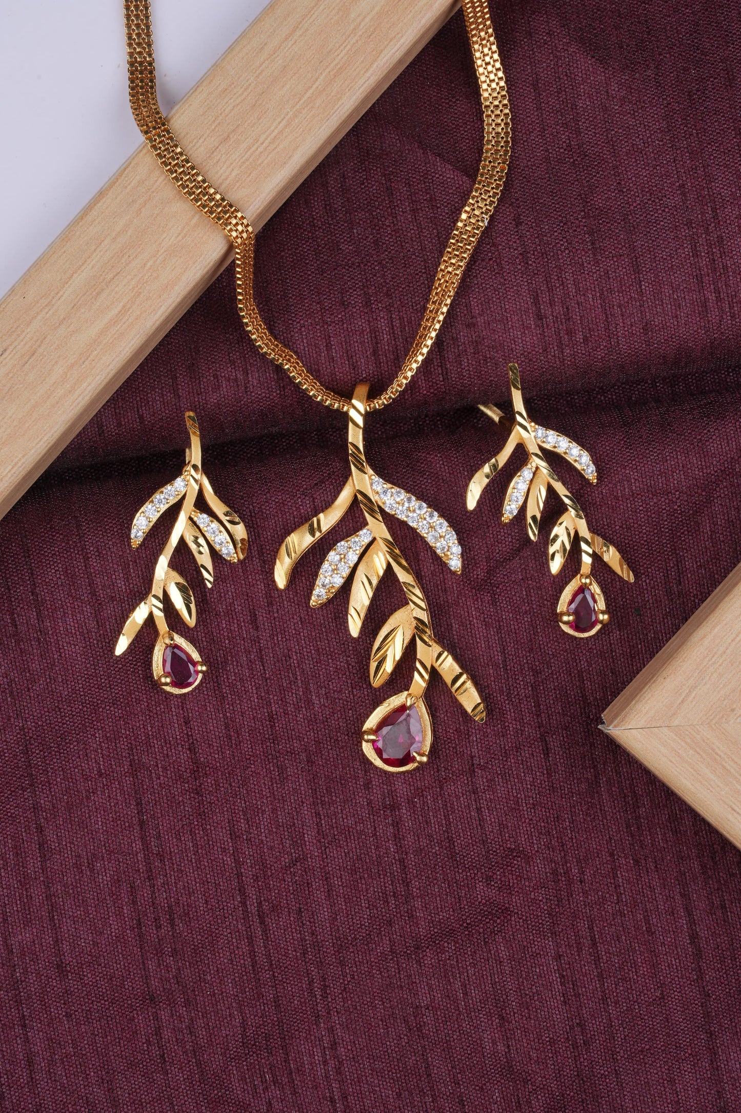 Ad Diamond Fancy Leaf Design Pendant Set With Matching Earrings