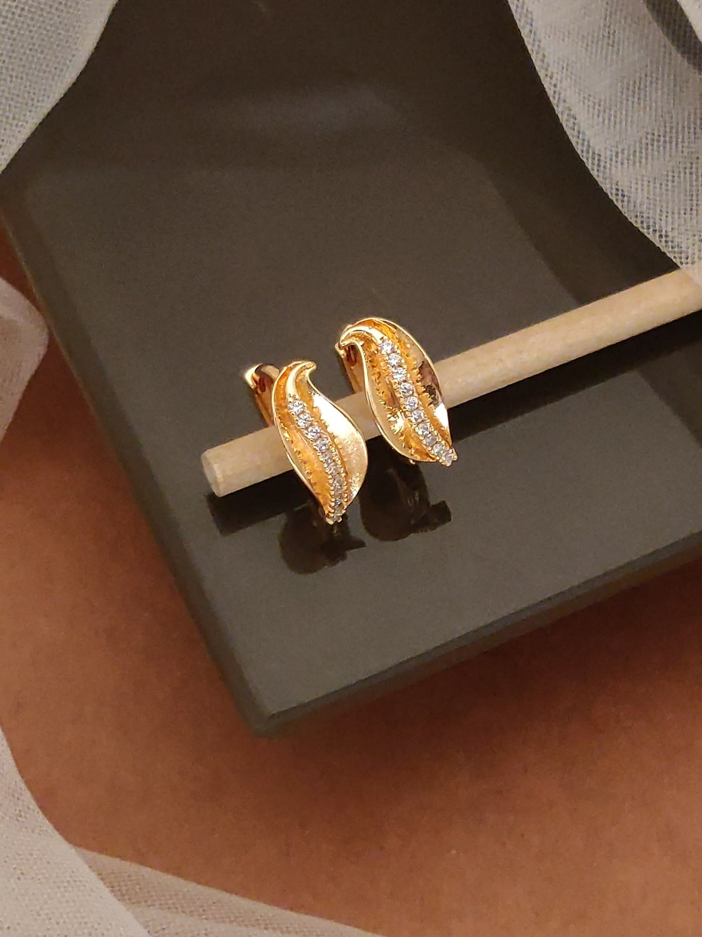designer rose gold platd ad diamond studed fancy leaf earring