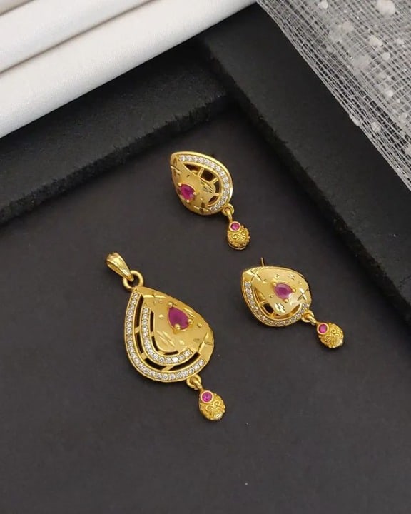 High Gold Plated Stunning American Diamond And Pink Diamond Studded Forming Designer Round Shape Pendent Set