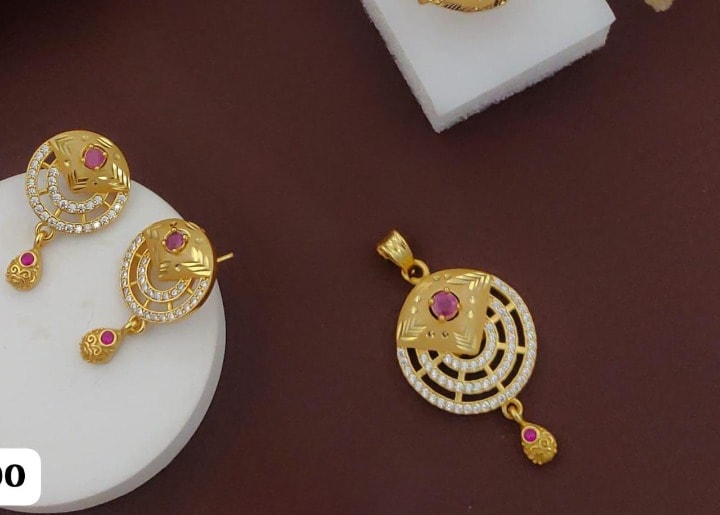 High Gold Plated Stunning American Diamond And Pink Diamond Studded Forming Classic Round Pendent Set.