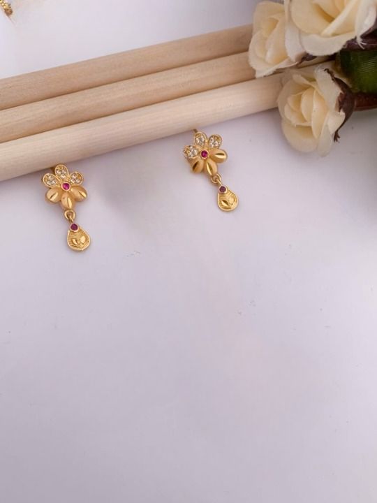 Micro Gold Plated And Diamond Studded Fancy Flower Pendant Set with Chain