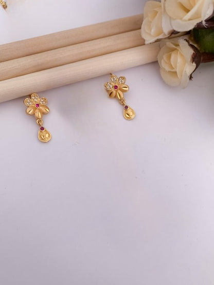 Micro Gold Plated Ad Diamond Studded Fancy Flower Pendant Set With Chain